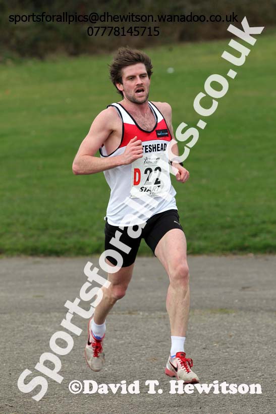 Chris Parr (Gateshead) on the 4th leg of the senior mens 12 stage relay, 2014 Northern 12 and 6 Stage Relays, Heaton Park Manchester. Photo: David T. Hewitson/Sports for All Pics